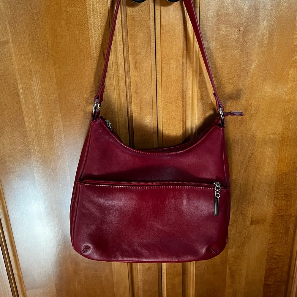Women’s leather shoulder bag